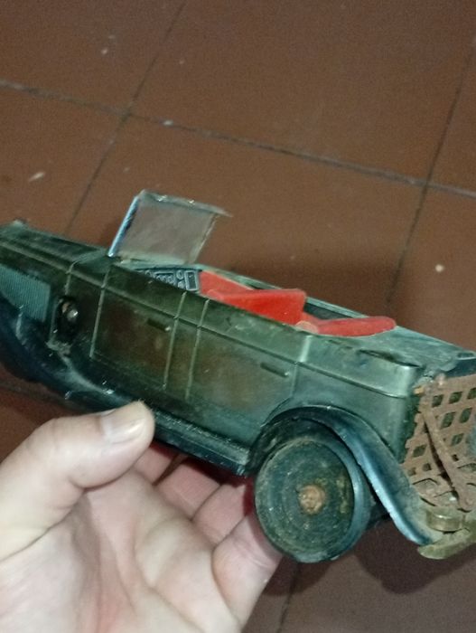 Carrinho Antigo para colecionadores a precisar reparação