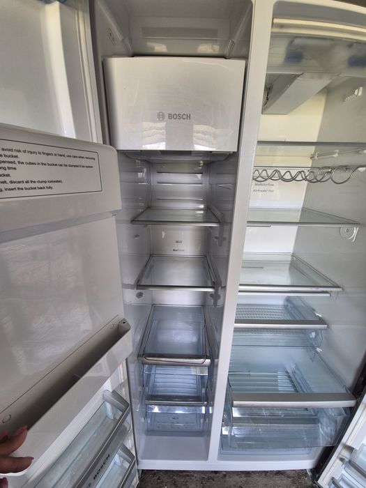 Lodówka dwudrzwiowa firmy Bosch z kostkarką