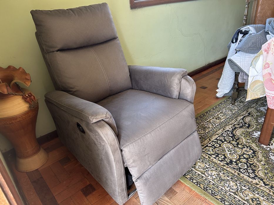 Sofá cinzento como novo eletrico, regulavel em varias posiçoes, ideal para pessoas com pouco mobilidade. Com forra de proteçao tambem nova.
