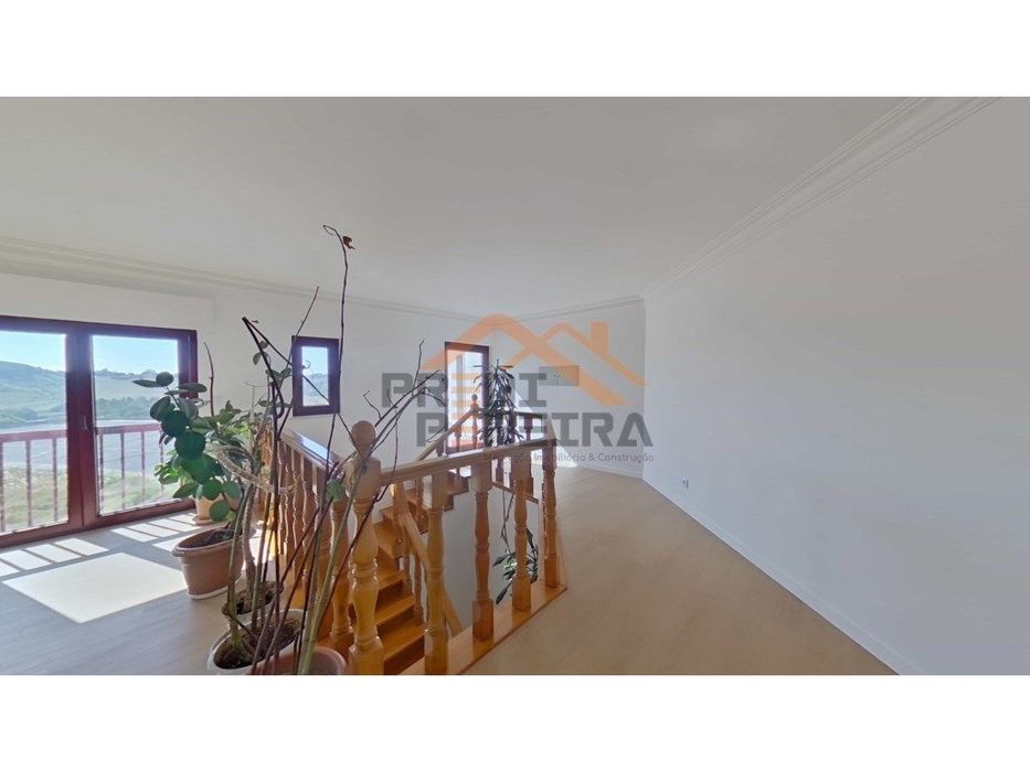 Apartamento T3 duplex remodelado, com box, situado em Casal de Cambra.
