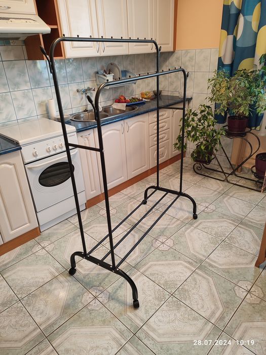 Nowy czarny wieszak organizer stojący na ubrania