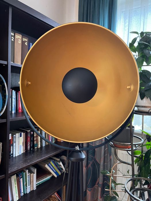 Lampa stojąca stylizowana na fotograficzną