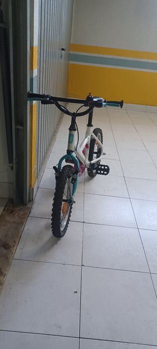 Bicicleta de criança com capacete incluído