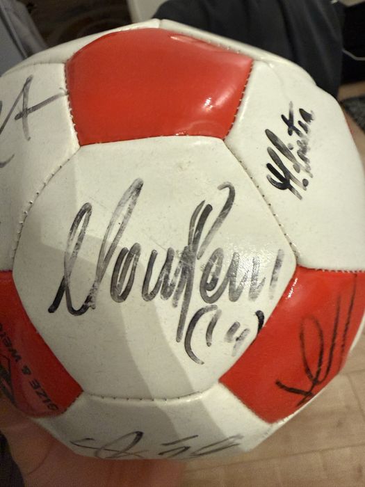 Bola SL Benfica autografada – era Jorge Jesus, Luisão, Gaitán e Salvio