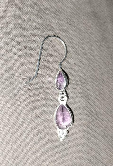 Par de brincos de prata 925 com pedra quartzo ametista.