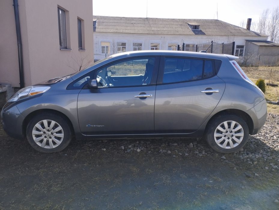 Продам Nissan Leaf.