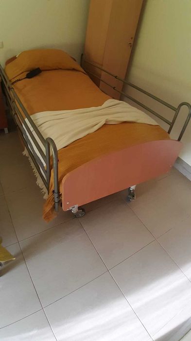Cama articulada para idosos