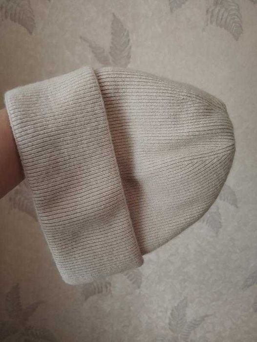 Шапка из ангоры бежевого цвета.