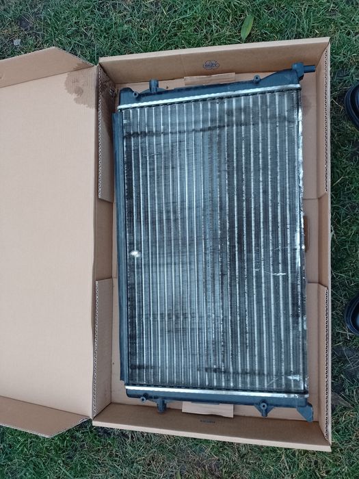 Решітка радіатора, распредвал, радіатор  VW Touran. Бамперні решітки