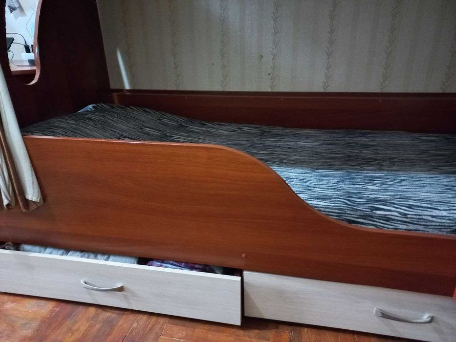 Двоповерхове ліжко з матрацами