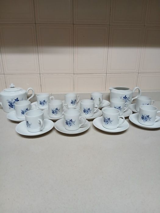 Conjunto de café. São 11 chávenas e os pires. Um açucareiro e um bule.