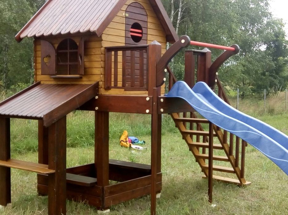 Domek z hustawka i zjezdzalnia,plac zabaw
