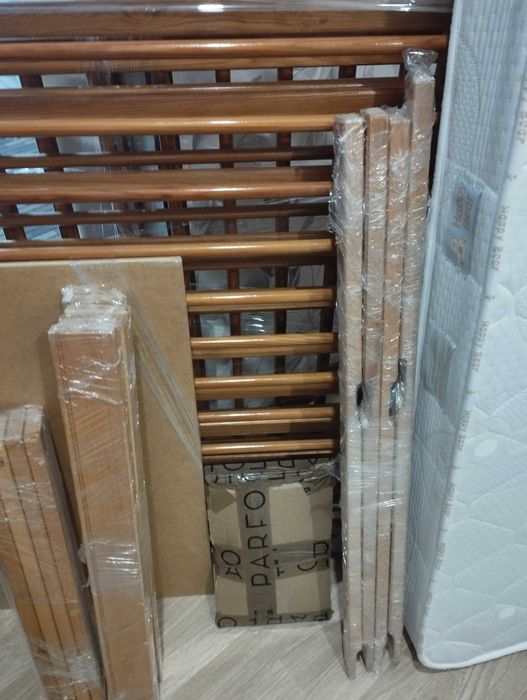 Vendo cama de madeira com colchão e muda fralda