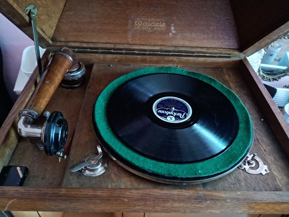 Stary gramofon na korbę