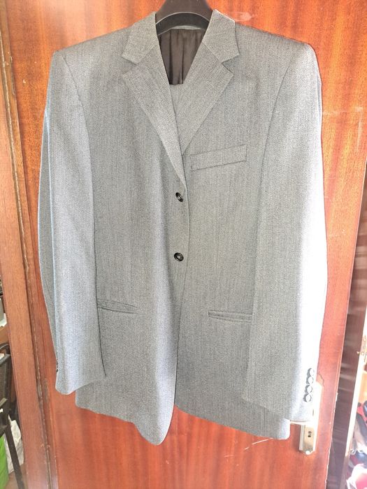 Vendo fato cinzento como novo!