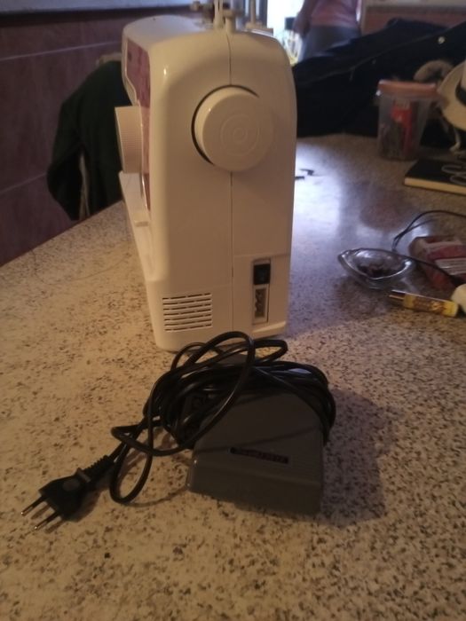 Máquina de costura elétrica, portátil. Marca Sewing machine J 17s