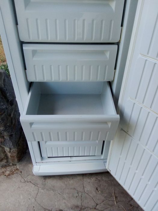 Продам морозильну камеру Indesit
