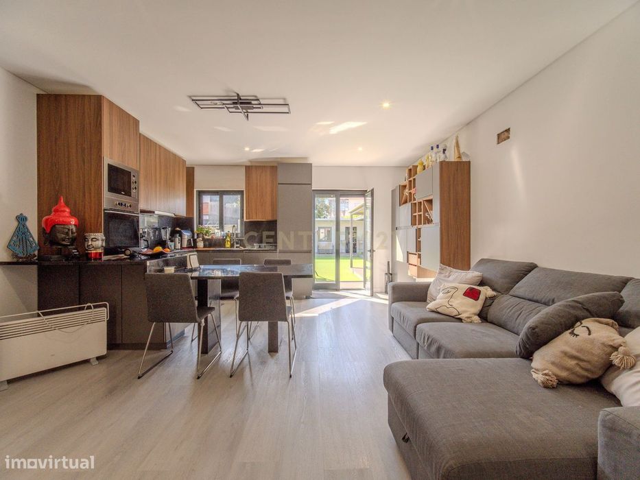 Detached House in the Center of Gaia with Spacious Terrace and Excellent Investment Potential