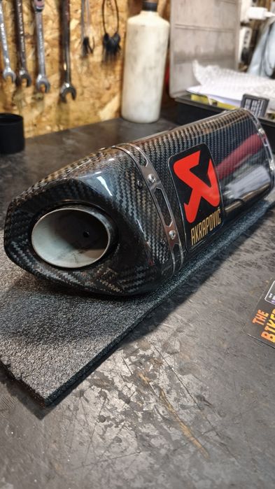 Глушитель Akrapovic карбон