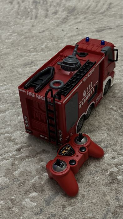 Пожежна  машина на пульті з водометом