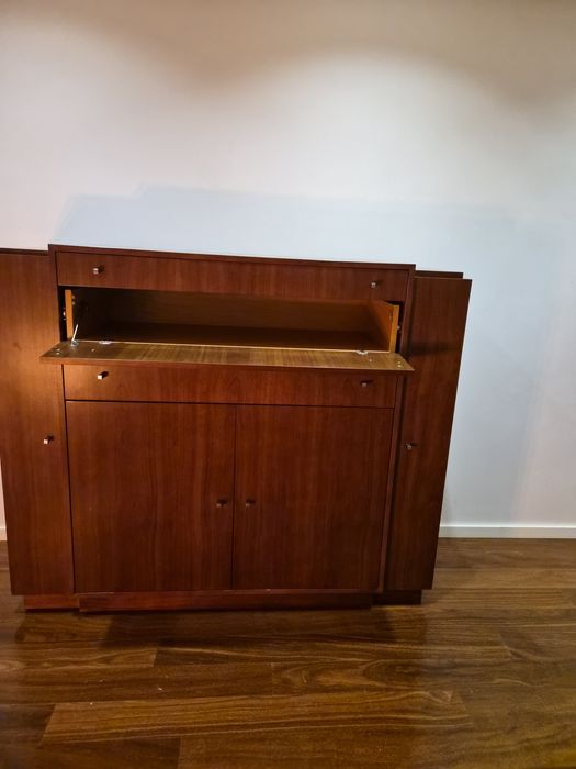 Móvel com bar lateral. Em excelente estado.