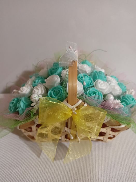 Dzień babci.Stroik wianek koszyk z kwiatami kompozycja kwiatowa Dzień