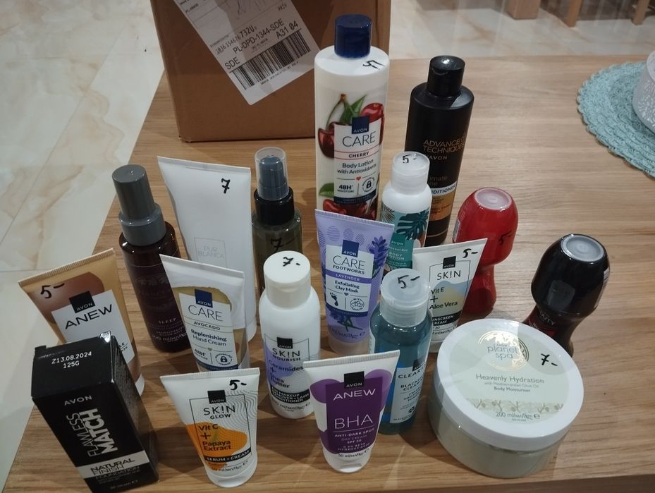 Zestaw kosmetyków firmy Avon