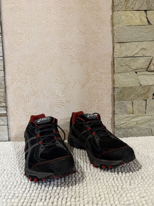Кросівки asics.