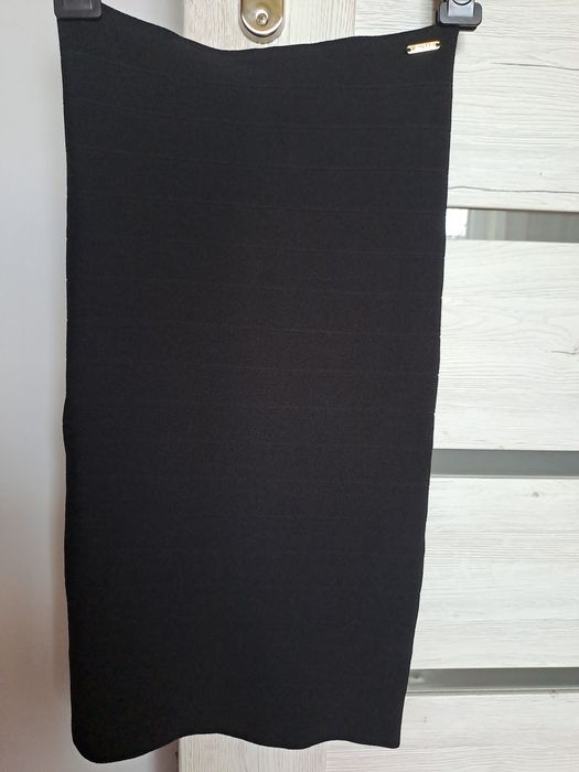 Czarna spódnica tuba marki Guess