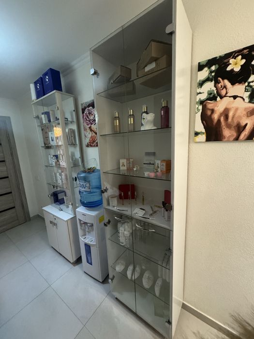 Стелаж зі склом