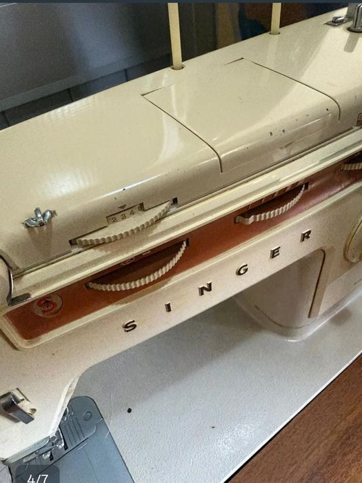 Máquina de costura Singer com móvel