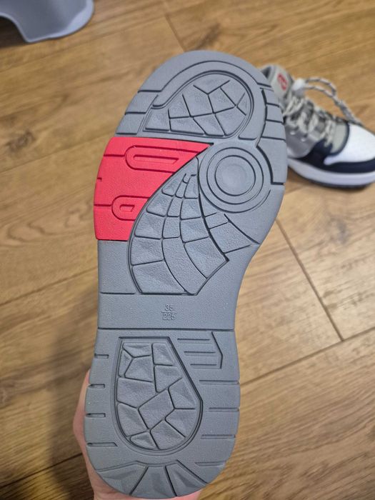 Кросівки весняні, нові, переросли.