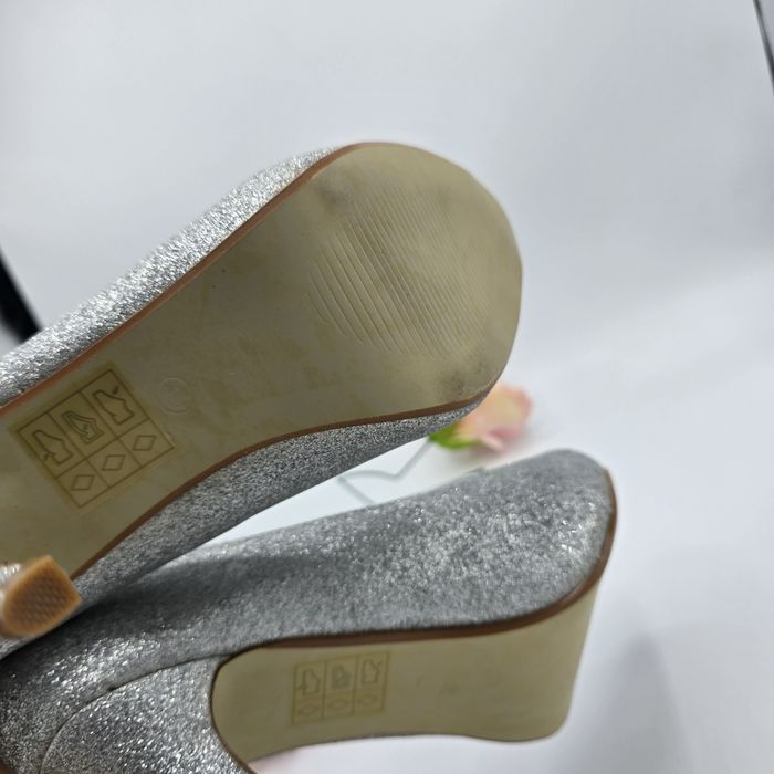 Przepiękne srebrne brokatowe buty z odkrytymi palcami r.40