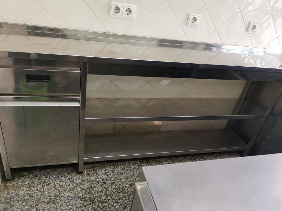 Vitrine, bancada frigorífica e bancada de inox