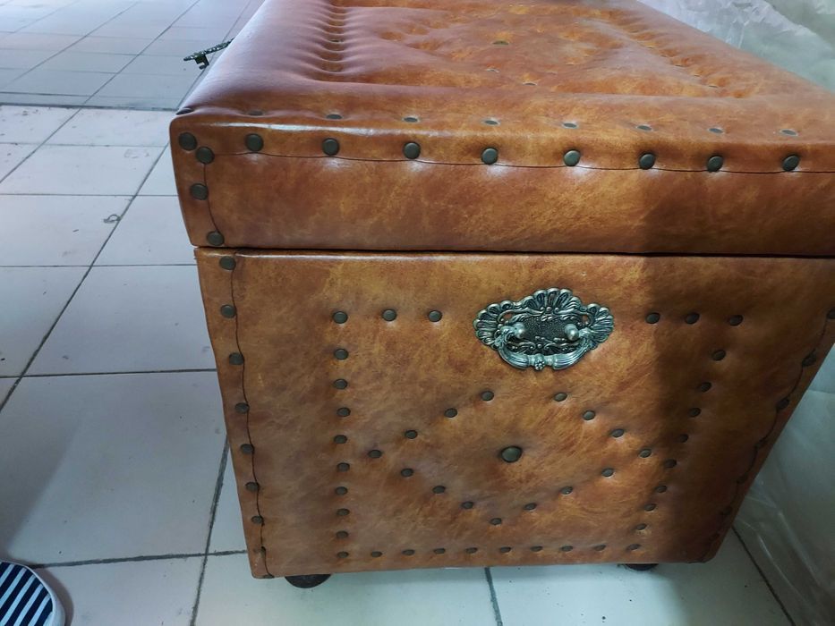 Arca Antiga Forrada a Napa – Peça de Época em Excelente Estado