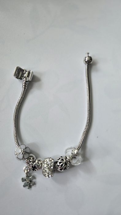 Bransoletka DAMSKA typu charms - kolor srebrny