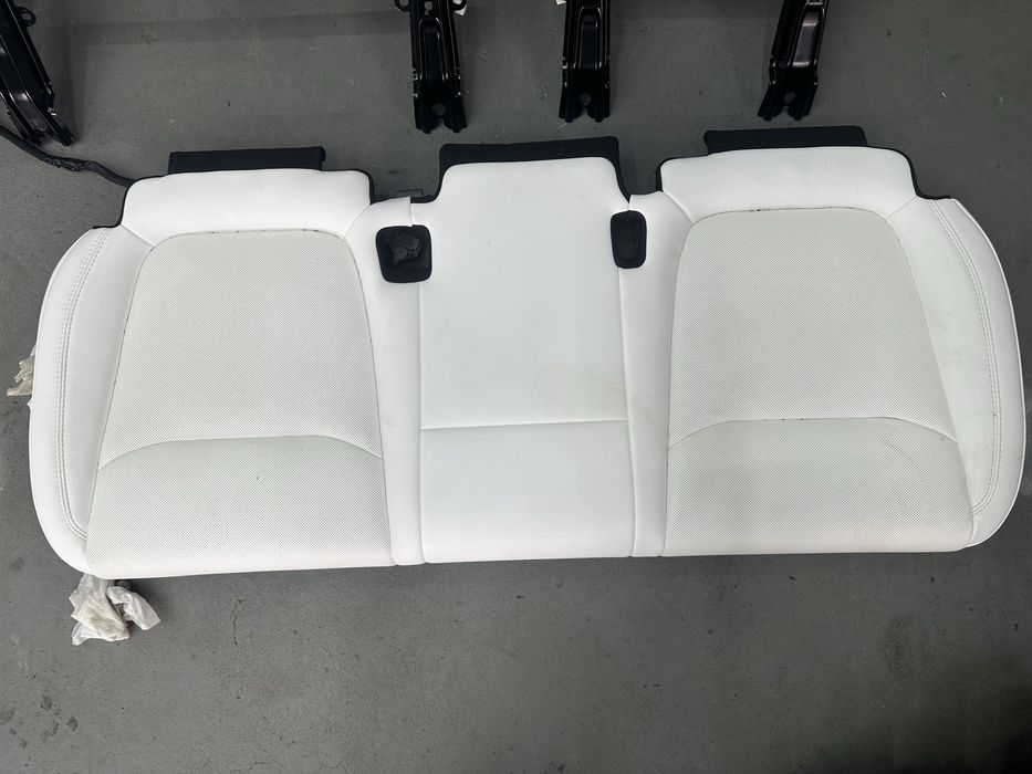 Сидіння салон Tesla model Y Juniper 2026 білий