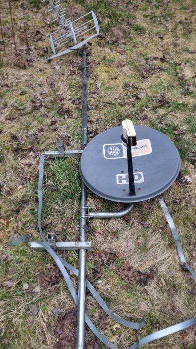 Maszt antenowy z anteną tv naziemnej i talerzem