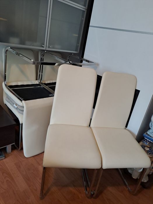 Komplet (6))krzesel  bezowych na plozach chromowanych,eco skora.