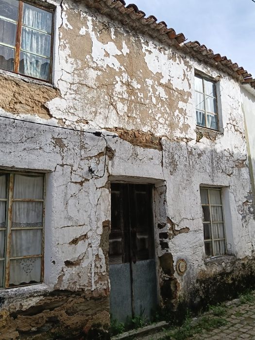 Vende-se casa para recuperar/reconstruir - freguesia de Fratel.
Casa d