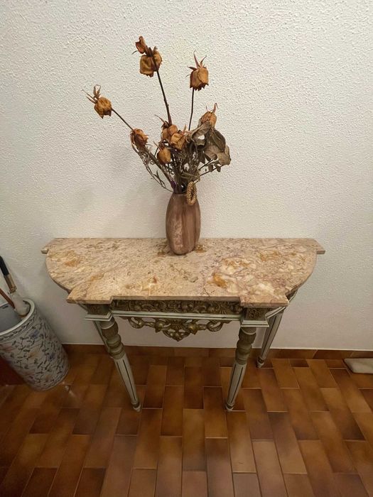 Mesa Aparador com Tampo em Mármore