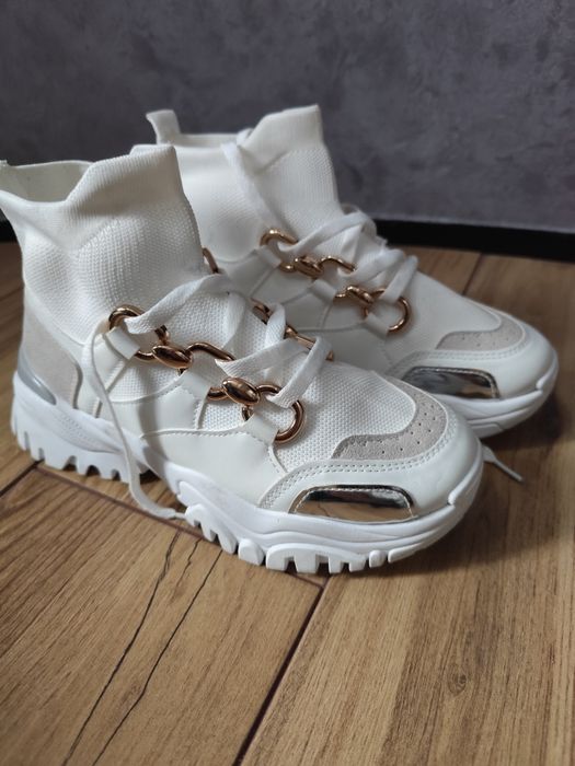 Білі жіночі кросівки