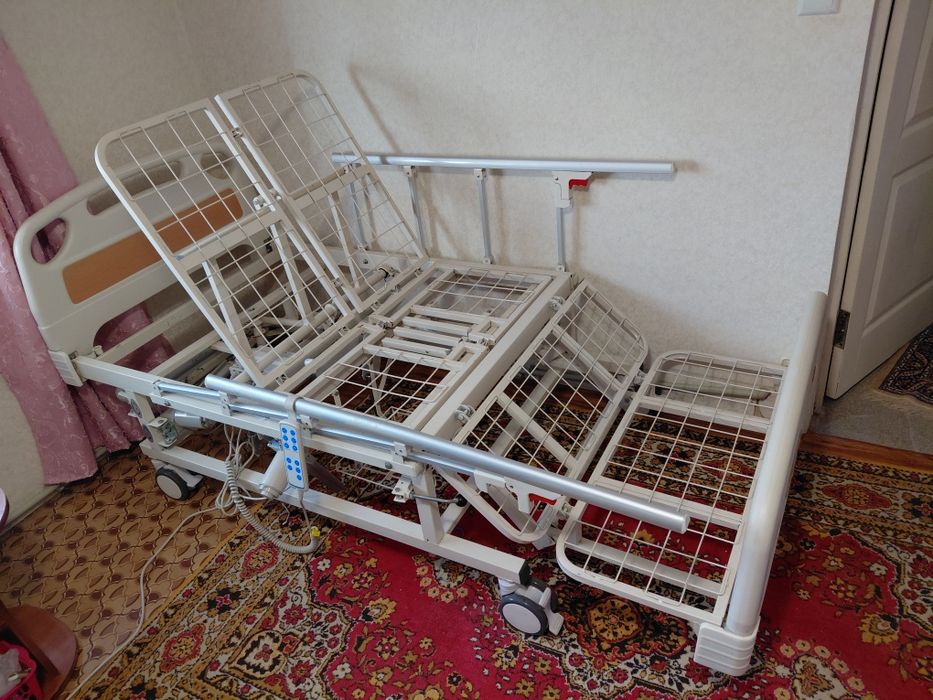 Ліжко медичне електричне з туалетом