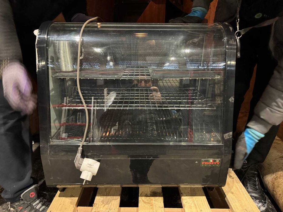 Кавомашина ,барна стійка, Льодогенератор,кавомолка, вітрина холодильна