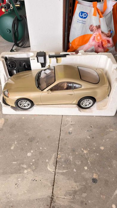 Carro de brincar cinzento