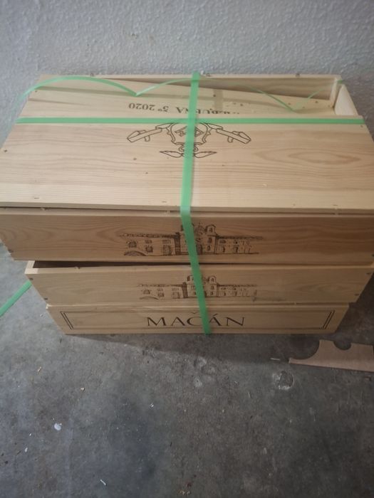 Vendo caixas de madeira para 6 garrafas com marcas de vinhos