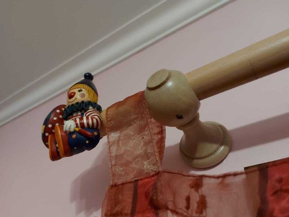 Varão para cortinado e acessórios para quarto de criança