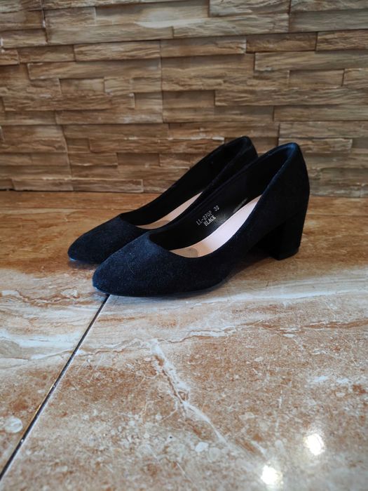 Buty na obcasie zamszowen