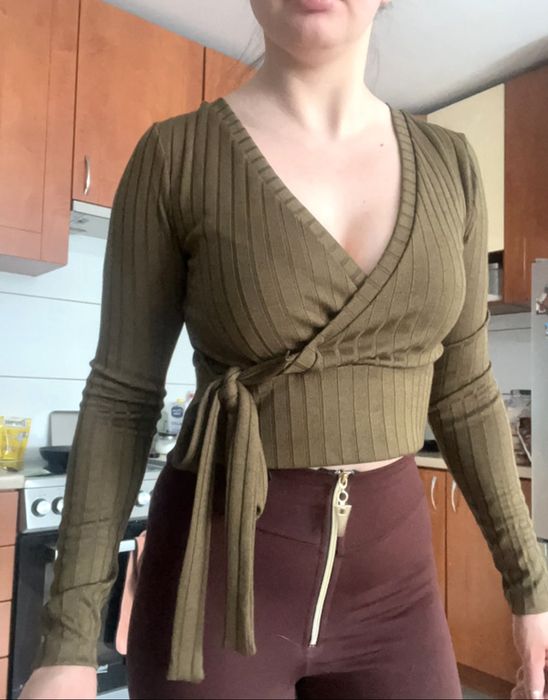 NA-KD bluzka khaki zielona kopertowa wiązana prążek prążkowana basic