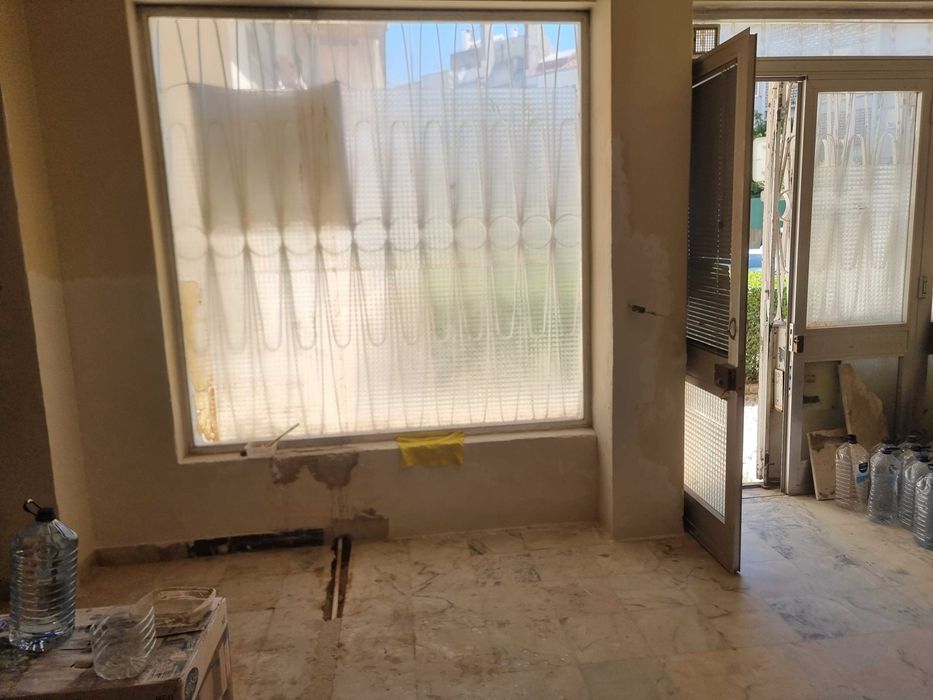 Espaço comercial de 2 pisos com cerca de 140 m²